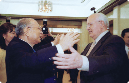 Encontro do Dr. Ikeda com o ex-presidente soviético, Mikhail Gorbachev, na Universidade Soka do Japão (Hachioji, mar. 2003).