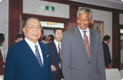 No mesmo ano em que é libertado da prisão, Nelson Mandela visita o Japão e afirma que seu encontro com o presidente Ikeda é fonte de inspiração, força e esperança (Japão, out. 1990).