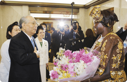 Dr. Daisaku Ikeda se encontra com a Dra. Wangari Maathai (Tóquio, fev. 2005).