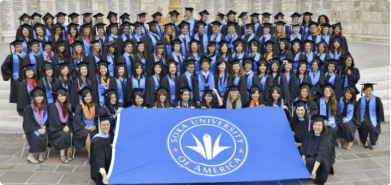 Formatura da oitava turma da Universidade Soka da América (SUA) em 2012.