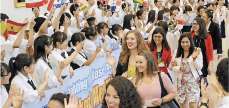 Representantes da SGI de vários países são recepcionados por jovens da Soka Gakkai em Yokohama (Japão, ago. 2019). Crédito: Seikyo Press