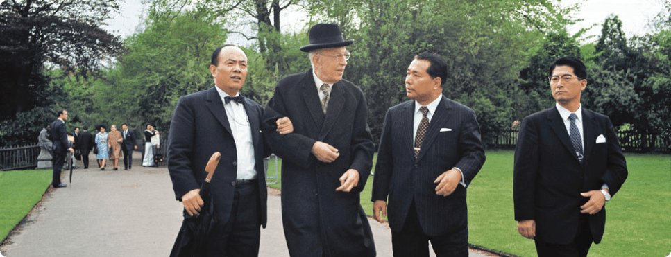 Dr. Ikeda (segundo da dir. para a esq.) caminha com o Dr. Toynbee (segundo da esq. para a dir.) em Londres (Inglaterra, maio 1972).